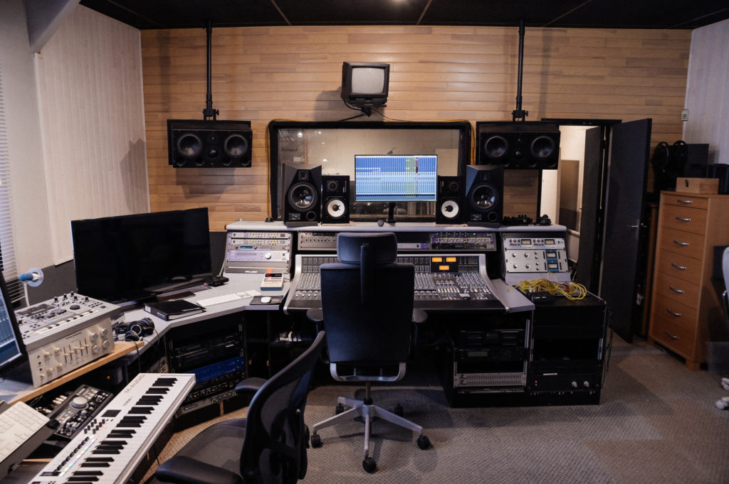 Vue d'entre du Studio Paira avec console et synthétiseur